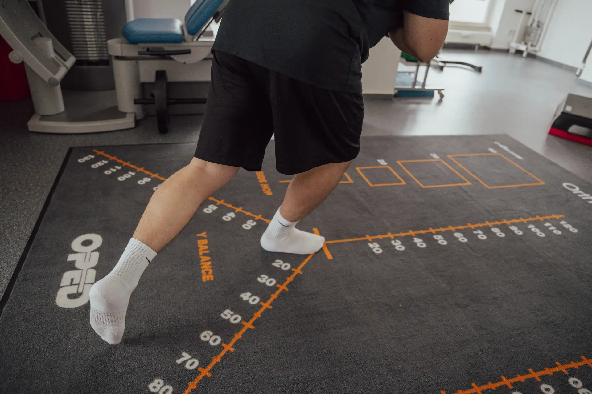 Patient beim Koordinations- und Stabilitätstraining auf einer Therapiematte zur Verbesserung von Gleichgewicht, Beweglichkeit und Körperkontrolle in der Praxis LF Physio Wolfschlugen.